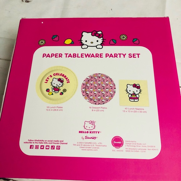 Hello Kitty Paper Tableware Party Set 16 Lunch & 16 dessert plates, 40 Napkins - Picture 3 of 3